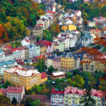 Neexistuje moc barevnějších a fotogeničtějších měst, než jsou Karlovy Vary
