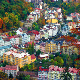 Neexistuje moc barevnějších a fotogeničtějších měst, než jsou Karlovy Vary