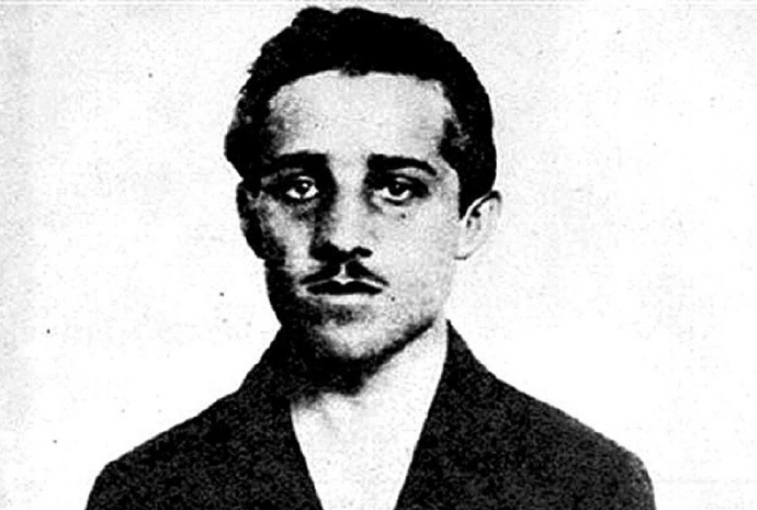 Fotografie pořízená po zatčení. Gavrilo Princip byl následně vězněn v terezínské Malé pevnosti, kde těsně před koncem války zemřel na tuberu.