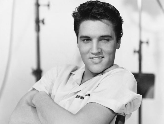 Elvis Presley o své vlasy velmi pečoval, vždy byly dokonale upravené a napomádované.