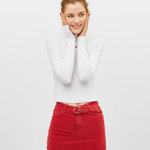 Červená mini sukně s páskem, Bershka, 549 Kč