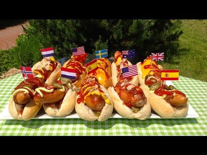 Hot dogy milují lidé po celém světě, ze žebříčku oblíbenosti začínají pomalu ale jistě stíhat burgery.