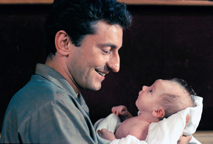 Mozaikovitá epopej s trpkým humorem a s prvky retro stylu se bohužel nevyhnula jisté roztříštěnosti, která výsledné podívané ubírá částečně na atmosféře i na dramatickém tahu. 