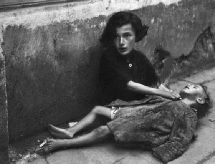 12. října 1940, na Den smíření (Jom kippur), byli varšavští Židé informováni o zřízení ghetta. To se nacházelo na severu města v centru bývalé židovské čtvrti. 