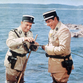 Spolu s ním přijede i jeho dcera Nicole. Již cestou na strážnici rozdá mnoho pokut a jeho nadřízený rotmistr Gerber z toho není zrovna nadšený, mj. proto, že dal pokutu i starostovi města. 