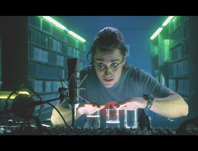 Rozhlasový moderátor malého pražského rádia Petr se rozchází se svou dlouholetou přítelkyní Hankou.