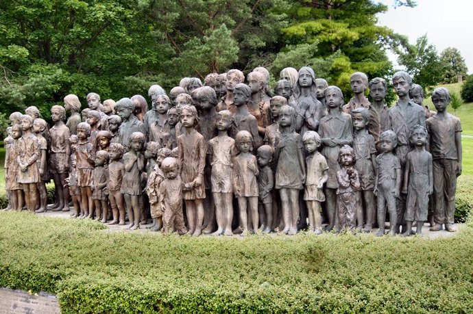 Katani se nesmilovali ani nad těmi nejbezbrannějšími. 82 lidických dětí zavraždili v plynové komoře. Na jejich památku vyrobila akademická sochařka Marie Uchytilová toto sousoší.