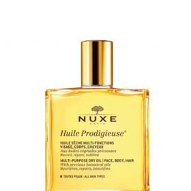 Tento olej můžete použít jak na vlasy i tělo, dodává výživu, hebkost a nádherně voní. Nuxe, 50ml, 440 Kč.