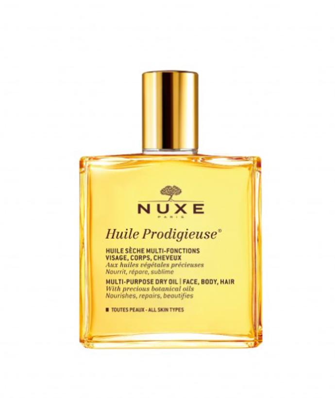 Tento olej můžete použít jak na vlasy i tělo, dodává výživu, hebkost a nádherně voní. Nuxe, 50ml, 440 Kč. 