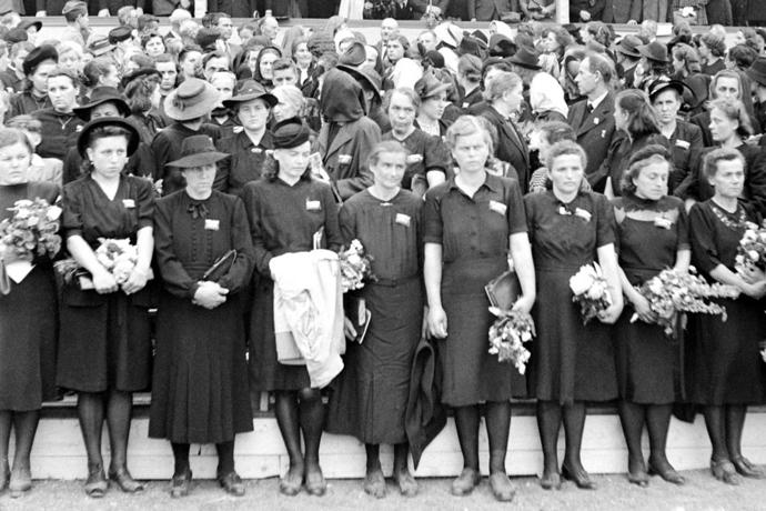 Lidické ženy byly v koncentračním táboře krutě mučeny. 143  z nich se přesto podařilo přežít. Zde je vidíme na 1. tryzně za Lidice v roce 1945.

