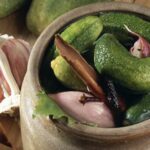 Česnekové nakládané okurky:

Suroviny:

kopr,
feferonka,
2  kg okurek,
5  ks cibule,
4  ks česneku,
0,5  l octu.

Nálev:

125  dl vody,
22  ks sacharínu,
1  sklenice cukru. 

Postup:

Cibuli oloupeme,nakrájíme na kolečka, česnek rozebereme na stroužky a také oloupeme. Do sklenice skládáme okurky, prokládáme cibulí, česnekem, přidáme snítek kopru a kdo má rád ostré - 1 feferonku. Zalijeme vařícím nálevem a zavíčkujeme. Tyto okurky podáváme jako delikatesu.