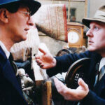 Film Musíme si pomáhat se odehrává za německé okupace českých zemí během 2. světové války a popisuje hrdinství rodiny, která schovávala doma židovského uprchlíka z koncentračního tábora. Na snímku Bolek Polívka a Jaroslav Dušek.