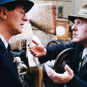 Film Musíme si pomáhat se odehrává za německé okupace českých zemí během 2. světové války a popisuje hrdinství rodiny, která schovávala doma židovského uprchlíka z koncentračního tábora. Na snímku Bolek Polívka a Jaroslav Dušek.