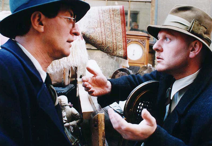 Film Musíme si pomáhat se odehrává za německé okupace českých zemí během 2. světové války a popisuje hrdinství rodiny, která schovávala doma židovského uprchlíka z koncentračního tábora. Na snímku Bolek Polívka a Jaroslav Dušek.