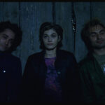 Samotáři jsou filmem o mladých lidech, kteří se snaží na konci 20. století uprostřed velkoměsta nalézt lásku.