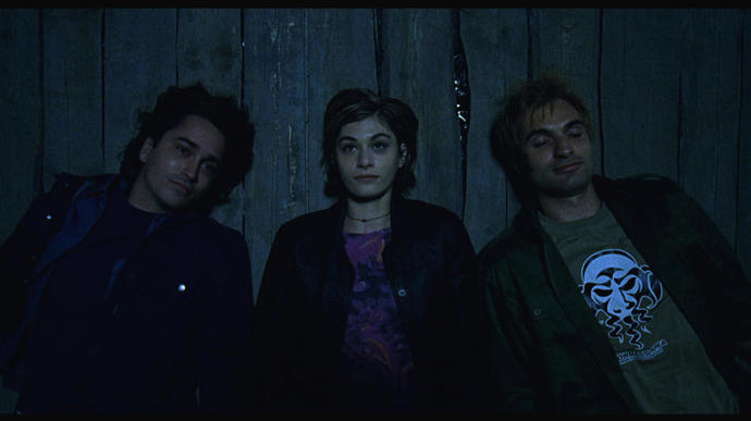 Samotáři jsou filmem o mladých lidech, kteří se snaží na konci 20. století uprostřed velkoměsta nalézt lásku.