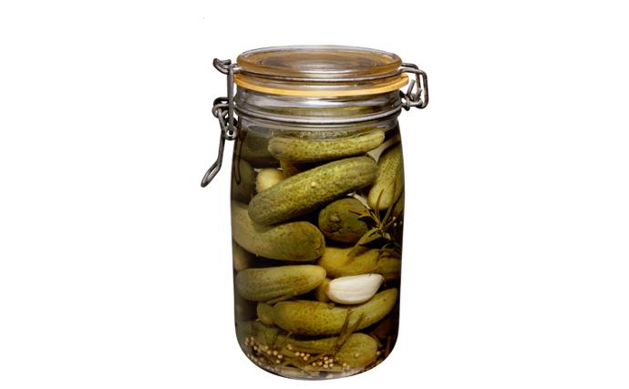 Pikantní nakládané okurky:

Suroviny:

2 l vody - na nálev,
250 g pískového cukru - na nálev,
80 g soli - na nálev,
400 ml octa - na nálev,
3 kg okurek nakládaček,
0,5 svazku čerstvého kopru,
2 ks velké cibule,
8 lžiček zeleného pepře,
8 ks malých feferonek,
16 stroužků oloupaného česneku,
8 lžiček hořčičného semínka,
16 kuliček nového koření.

Postup:

Nejdřív si připravte nálev. Do hrnce nalijte vodu, přidejte cukr, sůl a ocet. Nechte přejít varem.
Okurky nasypte do vody ve velké nádobě a jemným kartáčkem je očistěte, pak opláchněte a nechte je oschnout.
Sklenice sterilujte v horké vodě.
Na dno každé sklenice dejte kousek kopru a kousek cibule.
Pak do sklenic naskládejte okurky, které proložte feferonkou a česnekem.
Do každé sklenice přidejte zelený pepř, nové koření a hořčičné semínko.
Okurky zalijte teplým, ale ne příliš horkým nálevem, zavíčkujte je a sterilujte při 80 °C přibližně 20 minut.