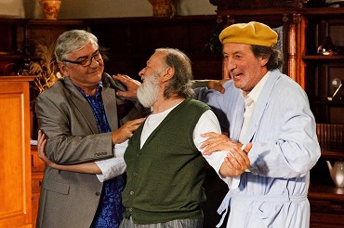 Nakonec pod tlakem dcery a věrného přítele Arnošta (Arnošt Goldflam) dobrovolně našel klid a sebe samého v protialkoholní léčebně v tichém rozjímání s bláznivým JUDr. Strážným (Jiří Pecha). Velká jízda... i tak by se film mohl jmenovat, kdyby nenavazoval na už tak proslavený název dílu prvního.