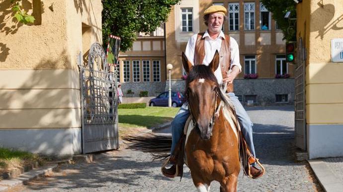 Už sedm let nepije a celkem si zvykl na peníze. Bohuš je smutný, ale smutek v jeho podání má velmi výstřední podobu.