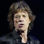  V roce 2003 byl britským následníkem trůnu princem Charlesem pasován na rytíře s právem užívat titul Sir.