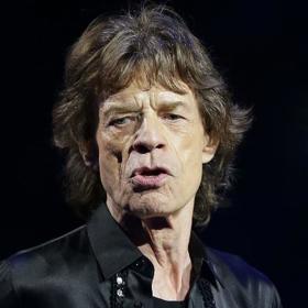  V roce 2003 byl britským následníkem trůnu princem Charlesem pasován na rytíře s právem užívat titul Sir.