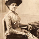 Narodila se v Praze, nejprve se začala učit švadlenou, ale již tehdy hrála ochotnicky divadlo a navštěvovala soukromě herecké kurzy u Karla Želenského. 