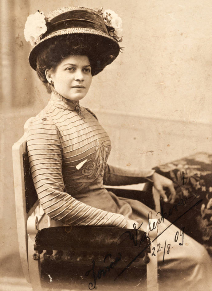 Narodila se v Praze, nejprve se začala učit švadlenou, ale již tehdy hrála ochotnicky divadlo a navštěvovala soukromě herecké kurzy u Karla Želenského. 