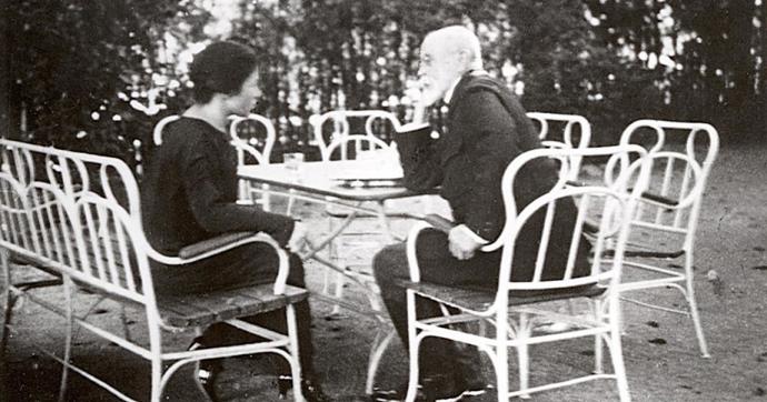 Rodinní příslušníci Masaryka vztahu nepřáli, zejména jeho dcera Alice Masaryková. 
