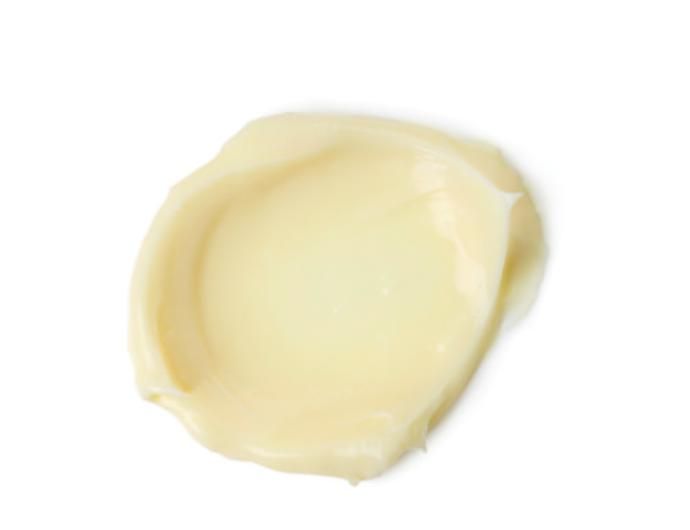 Balzám je vyroben z olejů, másel a vrátí vašim vlasům přirozenou krásu. Vlasový krém Lush, 100 ml, 525 Kč. 