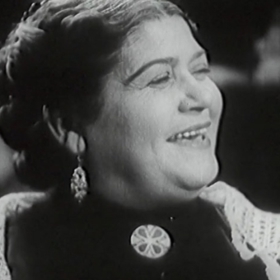 Od roku 1928 až do roku 1940 byla členkou Národního divadla v Praze. Zde ztvárnila celou řadu krásných charakterních rolí. Hostovala rovněž v dalších divadlech, např. Dělnickém divadle na Kladně, v pražském Intimním divadle, v Divadle na Vinohradech, v plzeňském a Východočeském divadle.