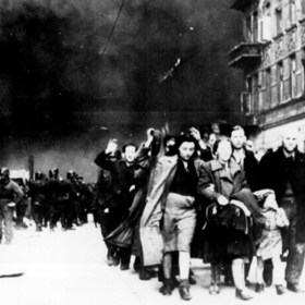 Od listopadu 1939 začaly vycházet protižidovské výnosy, které nařizovaly označení Židů a jejich obchodů, zamezovaly dispozici s jejich majetkem a diskriminovaly je v mnoha dalších ohledech.