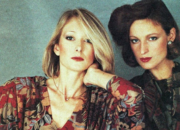 Na přehlídky vláčely kufry, plné vlastních věcí, a výrazné řasy vytvářely krémem na boty. 