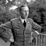 Přijel do Protektorátu Čechy a Morava, aby zde postupně zlikvidoval Židy, Romy i Čechy.