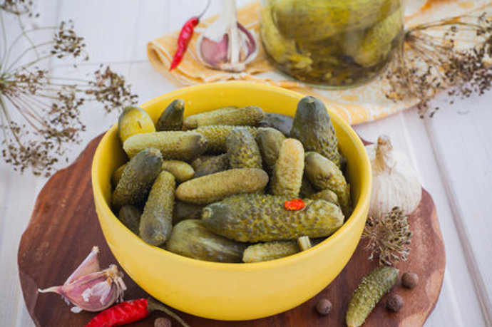 Pepřové nakládané okurky:

Suroviny:

2,8 l vody,
1,2 l octa,
60 dkg cukru,
16 g soli,
kuličky černého pepře.

Postup:

Do každé zavařovací sklenice vložíme spolu s okurkami 5 kuliček černého pepře, 3 kuličky nového koření, bobkový list, hořčičné semínko, kopr a cibuli a mrkev nakrájené na kolečka. Naplněné sklenice zalijeme povařeným lákem. Nesterilujeme, sklenice pouze pevně uzavřeme a necháme odležet v chladnějším prostoru.