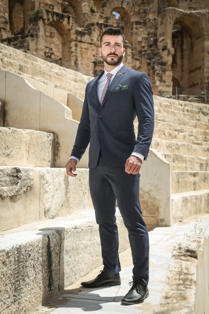 Jméno a příjmení: Lukáš Moučka
Číslo v soutěži: 4
Město: Krupka
Věk: 26

1. Proč jste se přihlásil do soutěže Muž roku?
Nikdy jsem se podobné soutěže neúčastnil, proto mě lákala představa to zkusit. Baví mě modeling, kterému se zatím věnuji jen okrajově a tato soutěž by mi mohla pomoci být v tomto oboru úspěšnější.

2. Co by pro vás znamenalo vítězství v téhle soutěži?
Obrovskou radost z úspěchu s vědomím, že snaha vynaložená v této soutěži nebyla marná.

3. Jak se na finále připravujete?
Musím zapracovat na postavě, takže každodenní návštěva fitnessu. Zároveň procvičuji angličtinu, která je důležitá v případě, že bych se umístil na pozici, která znamená reprezentování ČR na mezinárodní soutěži. A poslední věcí jsou mé tréninky s taneční partnerkou, která se mnou vystoupí na finálovém večeru 23. 8. 2019 v Náchodě během mé volné disciplíny.

4. Máte ve finálové dvanáctce nějakého favorita? Koho a proč?
Myslím si, že finálová dvanáctka je vyrovnaná, v tom, že každý z kluků má své kvality a má šanci vyhrát. Záleží na každém z nás, jak oslovíme porotu.

5. Proč byste měl titul Muž roku 2019 vyhrát právě vy?
Proto, abych nezklamal sebe a své okolí, které mi věří a vkládá do mě naděje.

6. Jaký je váš profesní sen? Čeho byste chtěl v životě dosáhnout?
Rád bych se věnoval modelingu. V současné době rozbíhám pod svou značkou produkty zdravé stravy a chtěl bych k ní později přidat i přírodní kosmetiku. Takže mým snem je, aby se značce dařilo a lidi dostali za své peníze kvalitní produkty. 


7. Co pro vás znamená mužská krása? Přijdete si hezký?
Krása má mnoho podob. Mám pocit, že muž nemusí být ani tak krásný jako charismatický. Netroufám si o sobě říct, že jsem hezký, to nechám na posouzení druhých.

8. Jaká je vaše nejoblíbenější kniha, film a herečka?
Moje nejoblíbenější kniha je Robinson Crusoe, film Gladiátor a herečka Jennifer Aniston. 

9. Jste zadaný? Co si myslíte o nevěře?
Nejsem zadaný. Nevěra je bohužel součástí tohoto světa a myslím si, že se s ní setká během života úplně každý. Ale samozřejmě to není věc, kterou bych schvaloval.

10. Řídíte se nějakým životním heslem?
Nedělej druhým věci, které by se tobě nelíbily. 
