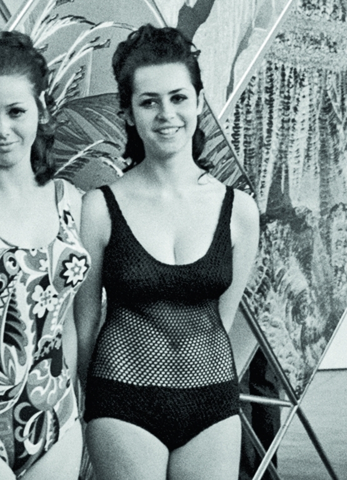 Jenže časem nahrazovaly modré teplákové soupravy a květované zástěry originální módní kolekce, vznikl první módní časopis Žena a móda, rozjížděly se módní přehlídky. 