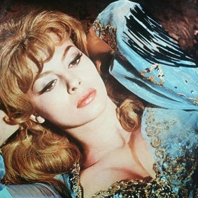 Do Angeliky, zchudlé šlechtičny, se zamiloval už v jejím dětství venkovan Nicolas, ale protože v den její svatby kvůli Angelice zabil správce, musel uprchnout. 