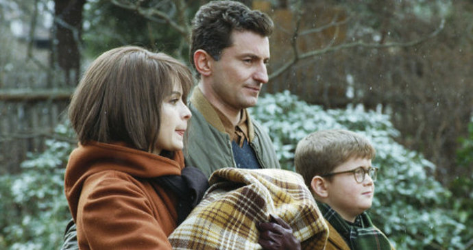 Snímek, zaměřený na lidské vztahy a vášně, tak akcentuje spíše vážnější polohu vyprávění. Svým tématem i zařazením do doby normalizace připomíná úspěšný titul Díky za každé nové ráno. 