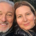 Třiatřicetinásobný Zlatý a Český slavík Karel Gott se s Ivanou seznámil v roce 1998 při vyhlášení výsledků ankety TýTý. Tenkrát mu ještě jeho budoucí vyvolená dala schválně špatné telefonní číslo, protože byli oba zadaní.