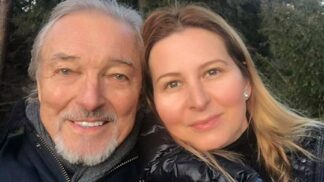 Třiatřicetinásobný zlatý a český slavík Karel Gott se s Ivanou seznámil v roce 1998 při vyhlášení výsledků ankety TýTý. Tenkrát mu ještě jeho budoucí vyvolená dala schválně špatné telefonní číslo, protože byli oba zadaní.