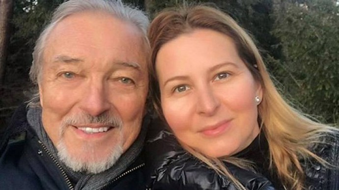 Třiatřicetinásobný Zlatý a Český slavík Karel Gott se s Ivanou seznámil v roce 1998 při vyhlášení výsledků ankety TýTý. Tenkrát mu ještě jeho budoucí vyvolená dala schválně špatné telefonní číslo, protože byli oba zadaní.