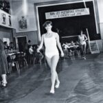 I za komunismu toužila děvčata chodit po molu a usmívat se v záři reflektorů.