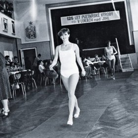 I za komunismu toužila děvčata chodit po molu a usmívat se v záři reflektorů.