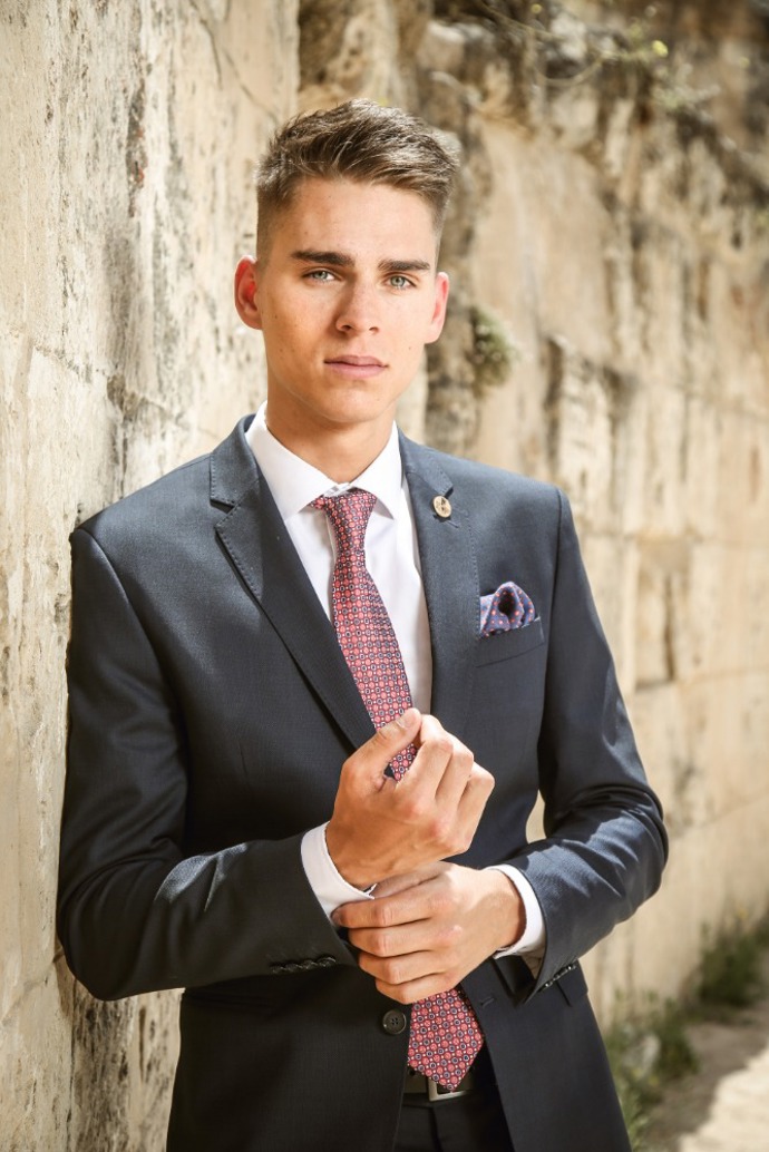 Jméno a příjmení: Tomáš Vančura
Číslo v soutěži: 8
Město: pocházím z Pardubic. Bydlím v Praze
Věk: 26 let

1. Proč jste se přihlásil do soutěže Muž roku?
Už dlouho jsem něco takového chtěl zkusit. Náhodou jsem se o soutěži dozvěděl, tak jsem to zkusil.

2. Co by pro vás znamenalo vítězství v téhle soutěži?
Znamenalo by to, že bych mohl dělat, co jsem dlouho chtěl. Poznal bych spousty nových lidí a samozřejmě velký závazek, na kterém bych naplno pracoval. 

3. Jak se na finále připravujete?
Chodím do fitka a trénuji barmanskou show na finále. Nic, co bych vlastně nedělal normálně :-)

4. Máte ve finálové dvanáctce nějakého favorita? Koho a proč?
Neberu to ani jako soutěž, takže favorita nemám. Všichni jsme si na soustředění v Tunisku hrozně rozuměli a nějak to neselektuji. 

5. Proč byste měl titul Muž roku 2019 vyhrát právě vy?
Otevřelo by mně to dveře k tomu, co bych rád dělal. Chytil bych se příležitosti a naplno na tom pracoval s velkým nasazením, stejně jako na všem, co mě baví.

6. Jaký je váš profesní sen? Čeho byste chtěl v životě dosáhnout?
Ani bych to nenazýval sen jako spíš cíl. Chtěl bych, aby můj catering Pineapple Company šlapal co nejvíc to jen půjde, abych si třeba časem mohl otevřít nějaký svůj podnik.

7. Co pro vás znamená mužská krása? Přijdete si hezký?
To je otázka spíš na ženy, nemyslíte? 

8. Jaká je vaše nejoblíbenější kniha, film a herečka?
Všechny knihy, které mi do života něco dají. Mám moc rád Sám doma, no a herečka asi Jennifer Aniston už od malička. 

9. Jste zadaný? Co si myslíte o nevěře?
Zadaný jsem. Nevěra je něco, co není správně, ale záleží na každém, jak si to nastaví v hlavě.

10. Řídíte se nějakým životním heslem?
Skills pay bills.
