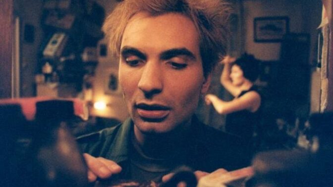 Nezapomenutelnou postavičkou filmu je také oddaný milovník marihuany Jakub. Žije si ve svém světě a neřeší.