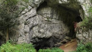 Ve střední části Moravského krasu, v dolní oblasti Křtinského údolí, najdeme temnými legendami opředenou jeskyni Býčí skála. Ve skalní puklině se prý dodnes skrývá nejedno tajemství.