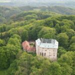 Ve východní části Kokořínských lesů nalezneme nejstrašidelnější hrad v republice, který vyděsil i slavného českého básníka Karla Hynka Máchu. Je jím tajuplný hrad Houska, jenž láká návštěvníky legendami o průrvě do samotného pekla.