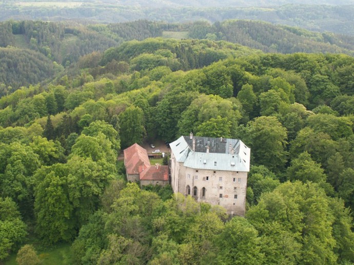 Ve východní části Kokořínských lesů nalezneme nejstrašidelnější hrad v republice, který vyděsil i slavného českého básníka Karla Hynka Máchu. Je jím tajuplný hrad Houska, jenž láká návštěvníky legendami o průrvě do samotného pekla.