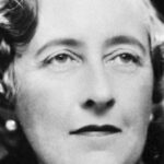 Agatha Christie byla do svých 16 let vzdělávána doma matkou, poté studovala v Paříži zpěv.