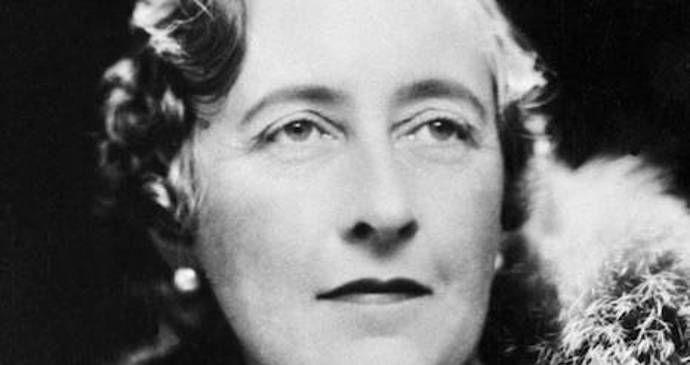 Agatha Christie byla do svých 16 let vzdělávána doma matkou, poté studovala v Paříži zpěv.
